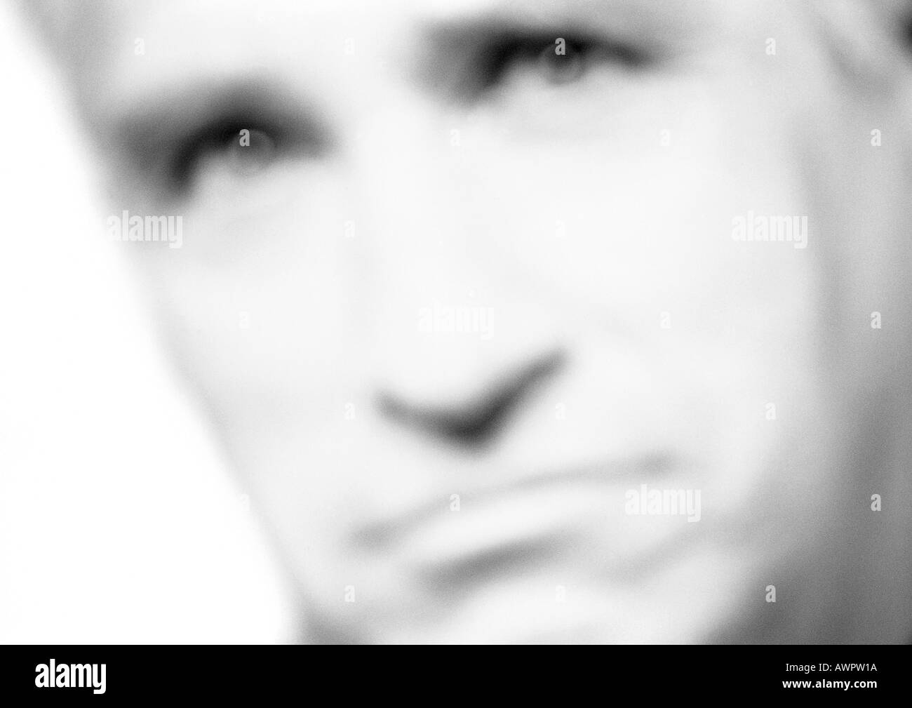 Reifer Mann stirnrunzelnd, Nahaufnahme, Porträt, verschwommen, b&w Stockfoto