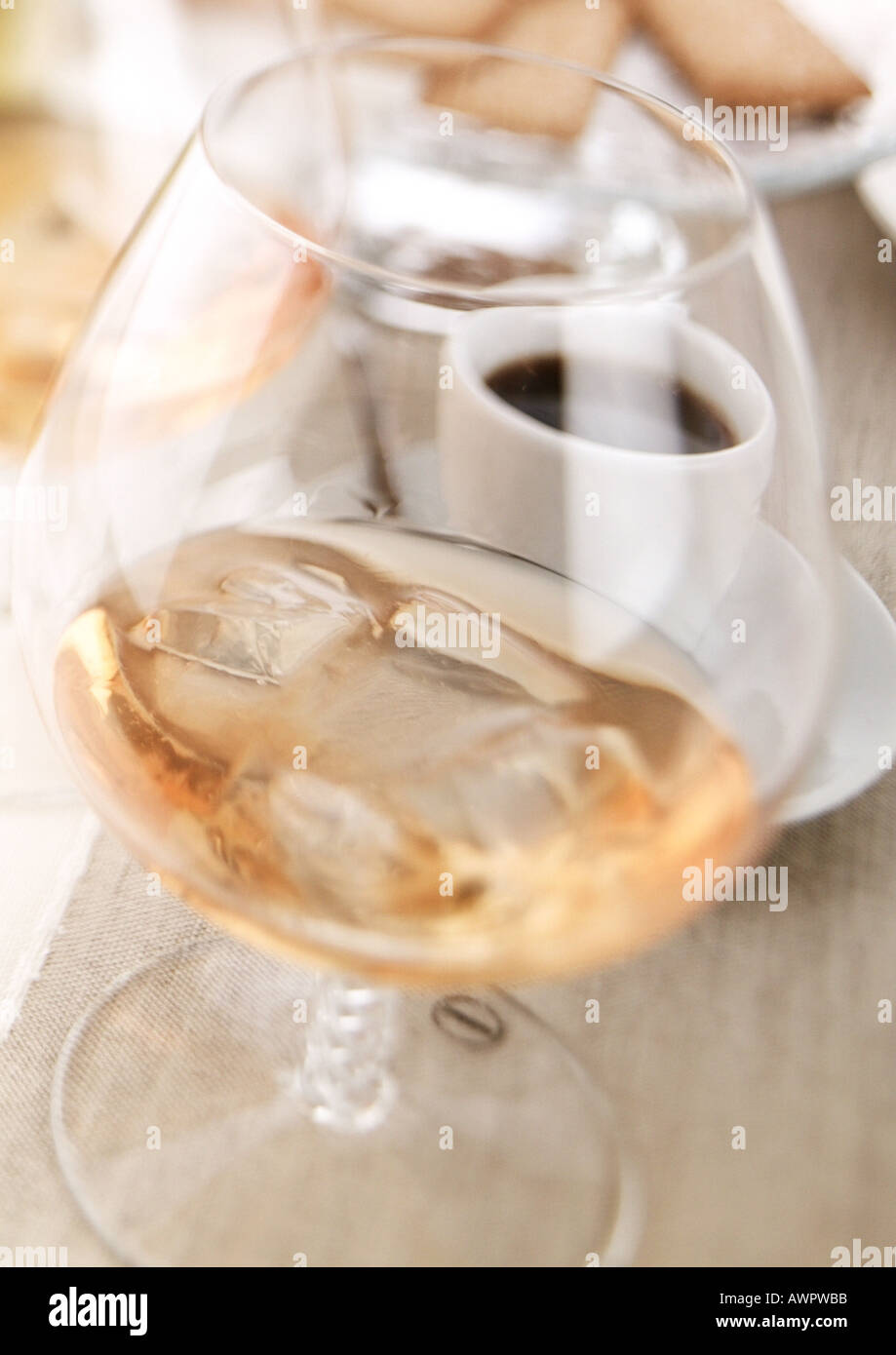 Cognac mit Eiswürfeln Stockfoto
