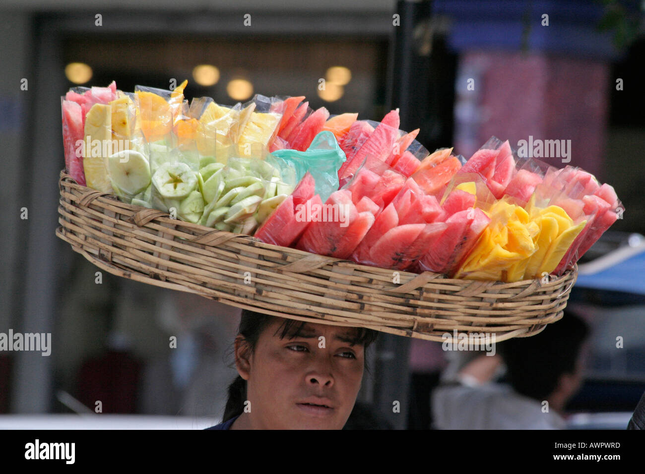 GUATEMALA-Straße Verkäufer mit Nahrungsmitteln auf ihrem Kopf San Pedro Sacatepequez Foto C Sean Sprague 2006 Stockfoto