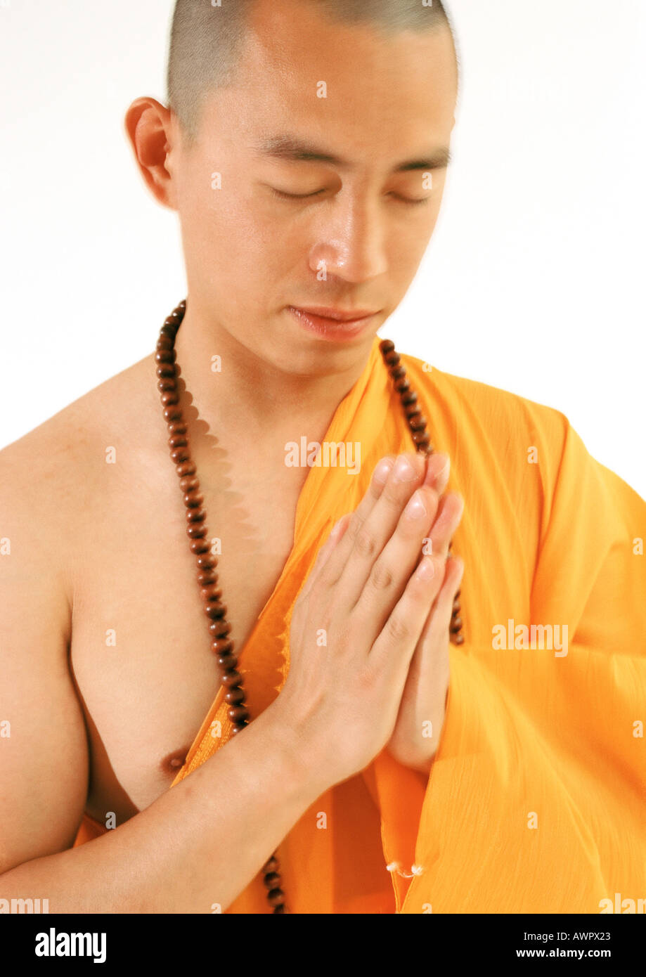 Buddhistischer Mönch mit Händen zusammen meditieren Stockfoto