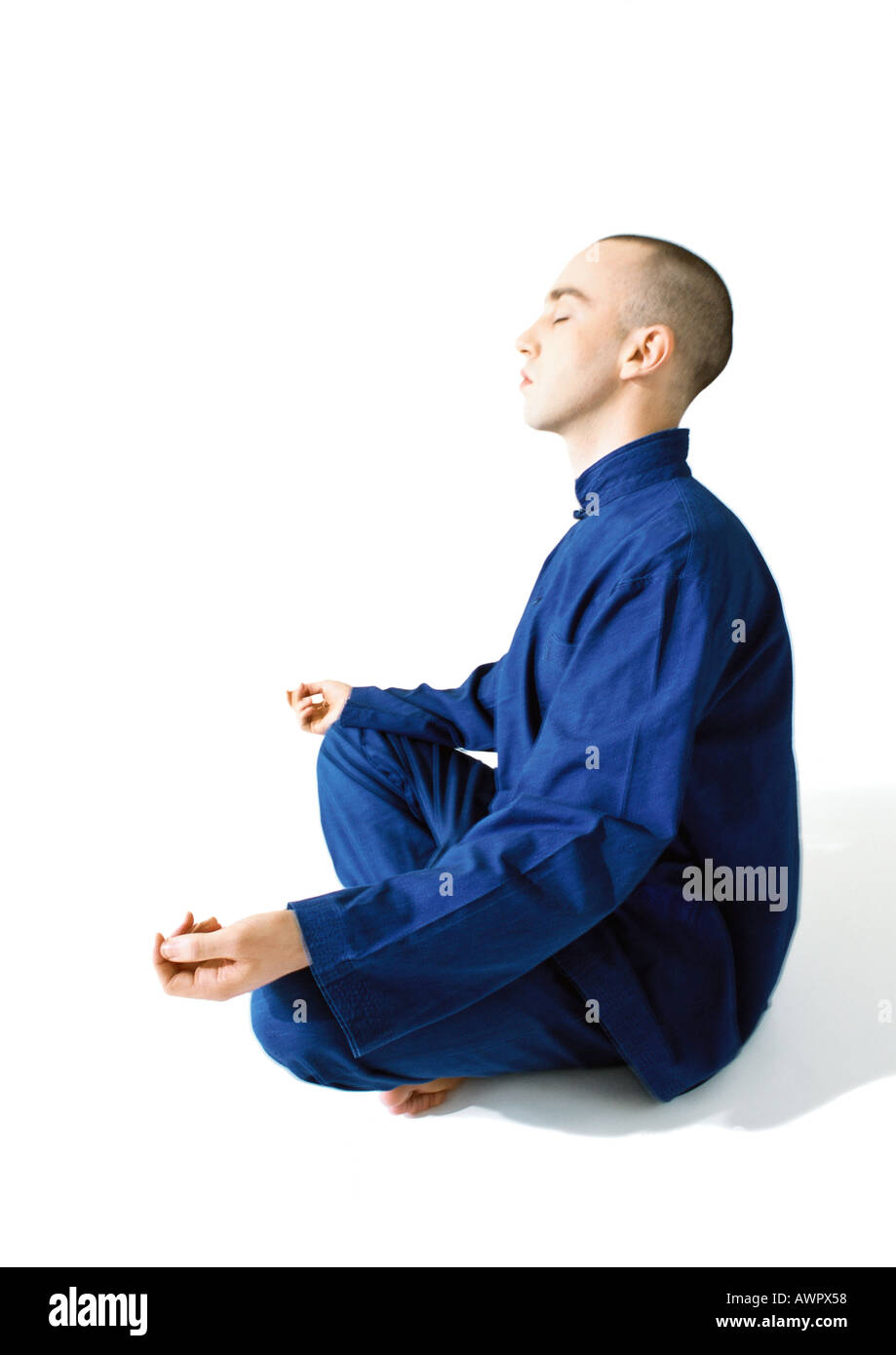 Mann sitzt im Lotussitz, meditieren, Seitenansicht Stockfoto
