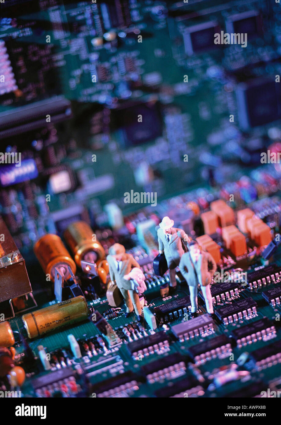 Spielfiguren auf Computer circuit Board, close-up Stockfoto