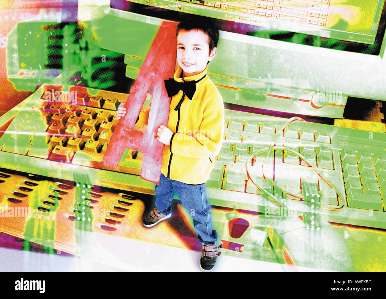 Kleiner Junge hält übergroße Buchstaben stehen neben Computer, digital Composite. Stockfoto
