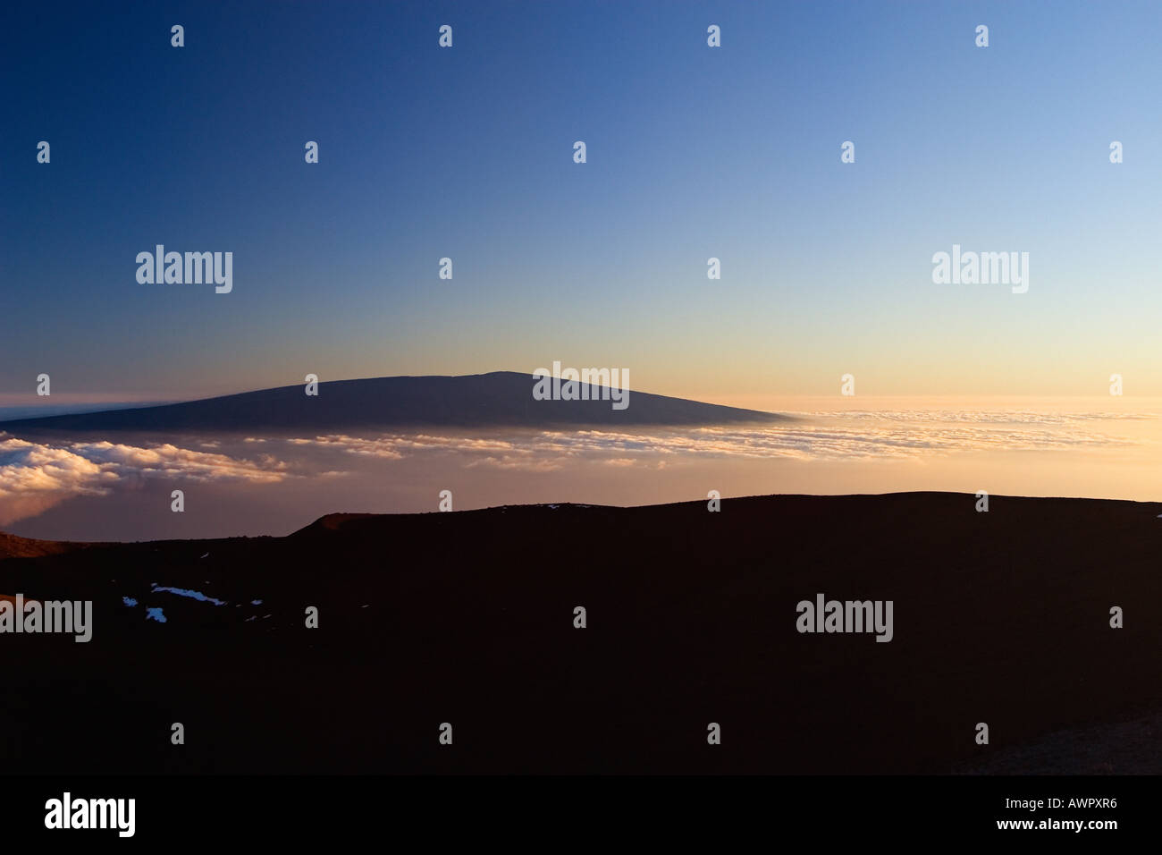 Silhouette des Mauna Loa bei Sonnenuntergang, 13.680 Füße oder 4.170 Meter über dem Meeresspiegel, Blick vom Mauna Kea, Big Island, Hawaii Stockfoto