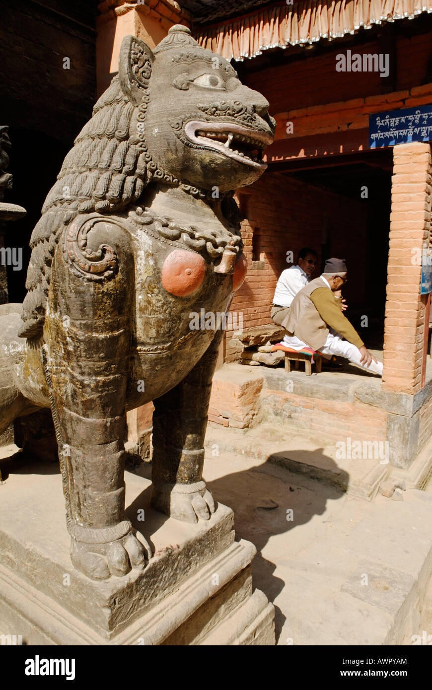 Löwenstatue, Goldene Tempel Kwa Bahal, Patan, Lalitpur, Kathmandu, Nepal Stockfoto