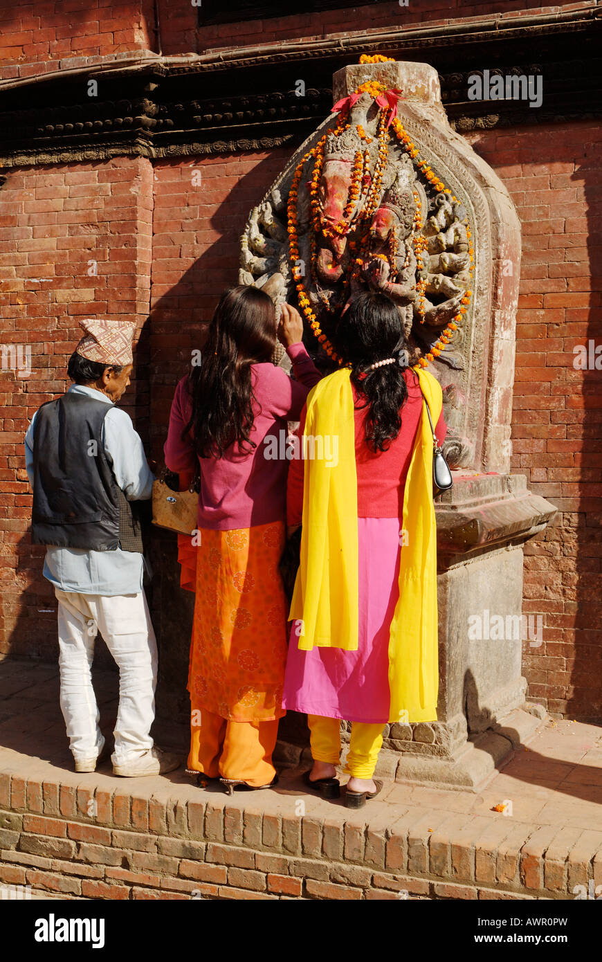 Nepali, Newari, verzichten auf eine Statue des hindu-Gottes, Durbar Square von Patan, Lalitpur, Kathmandu, Nepal Stockfoto