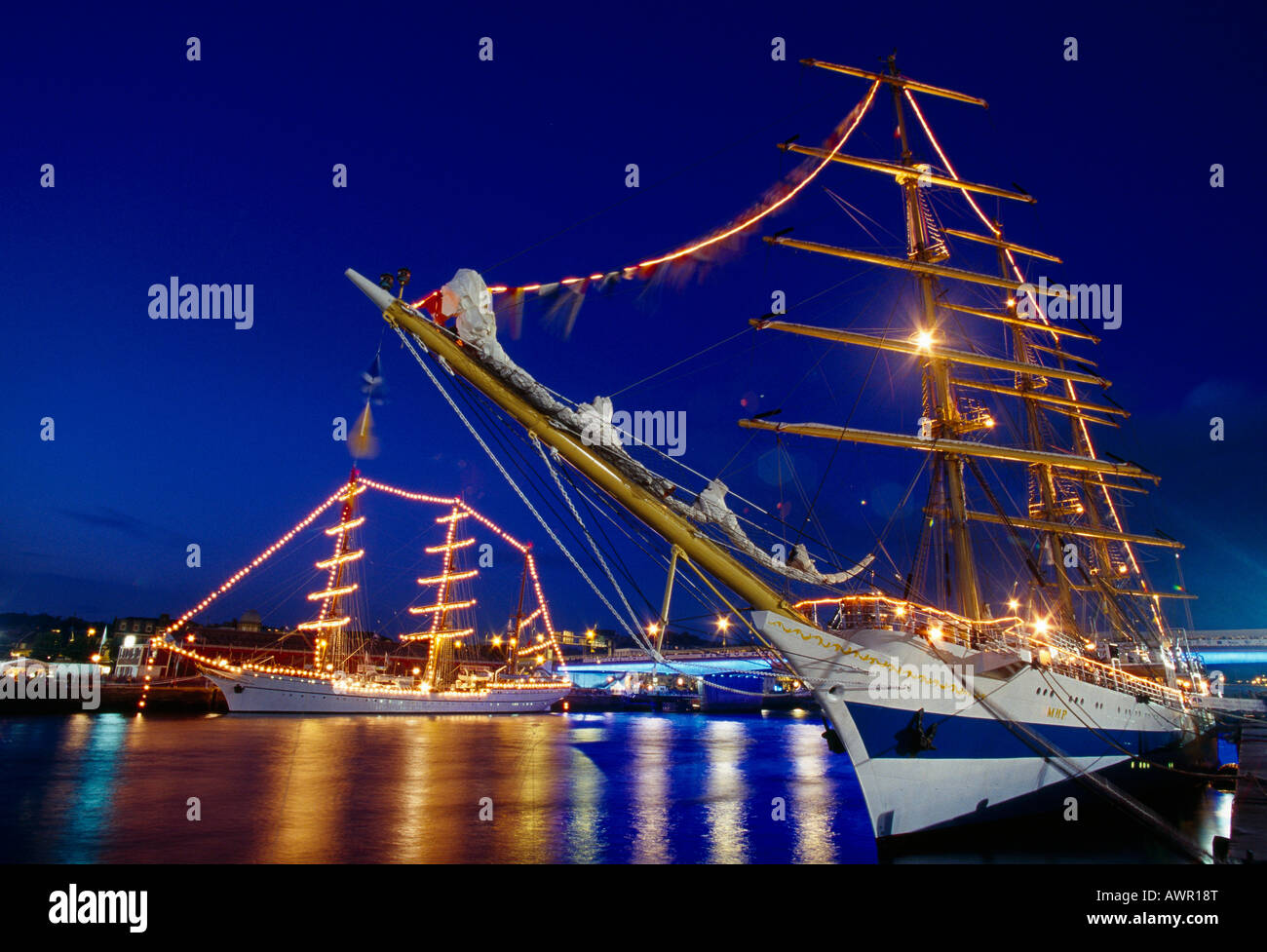 Der Mir und hinter Sagres II, Turnier der Segelschiffe am Abend mit dem Fluss Seine Hafen von Rouen Armada 2003 Frankreich Stockfoto