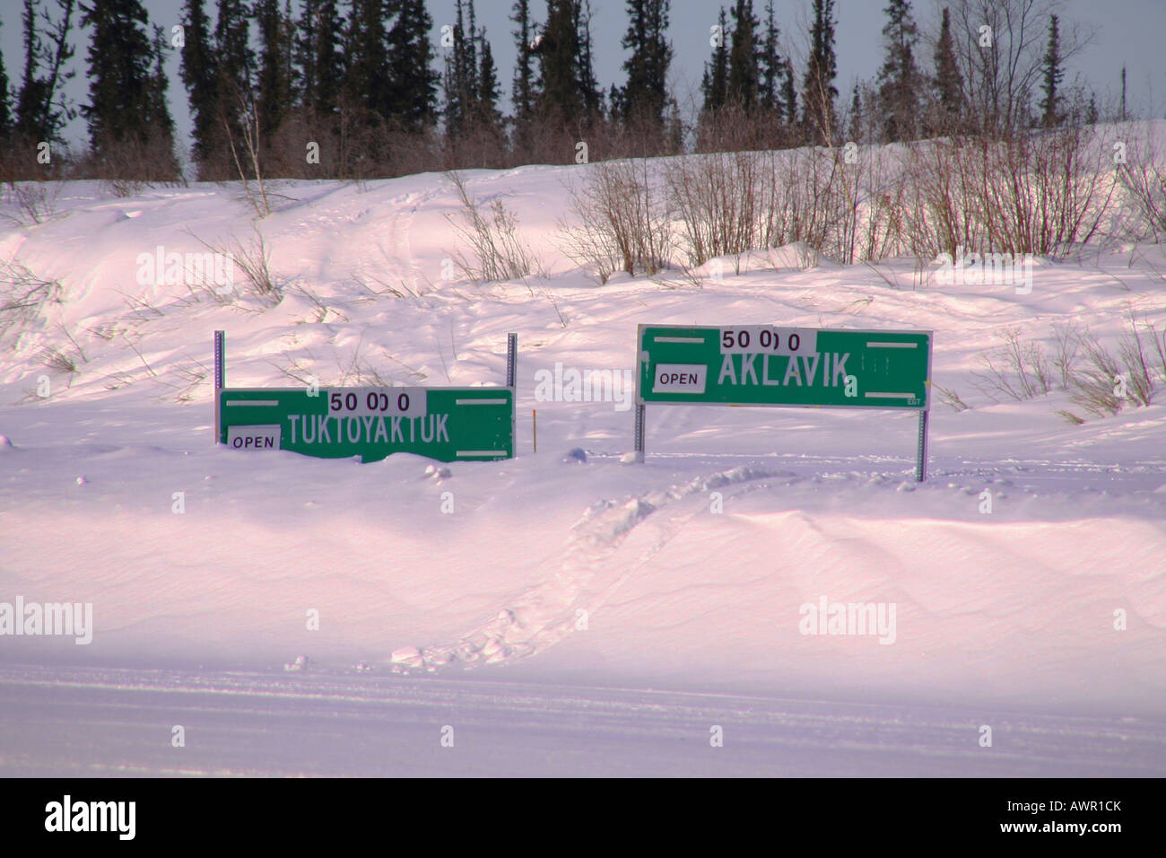Anzeichen für Gewichtsbeschränkungen Eis unterwegs zwischen Tuktoyaktuk und Inuvik, Mackenzie River Delta, Northwest Territories, Dose Stockfoto