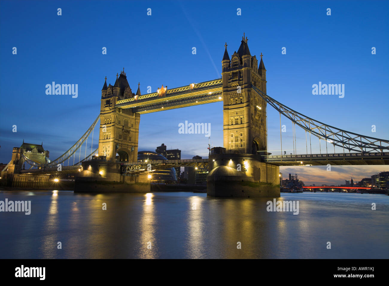 "Tower Bridge" in der Dämmerung mit glattem Wasserreflexionen einige Sonnenuntergang. London-UK Stockfoto