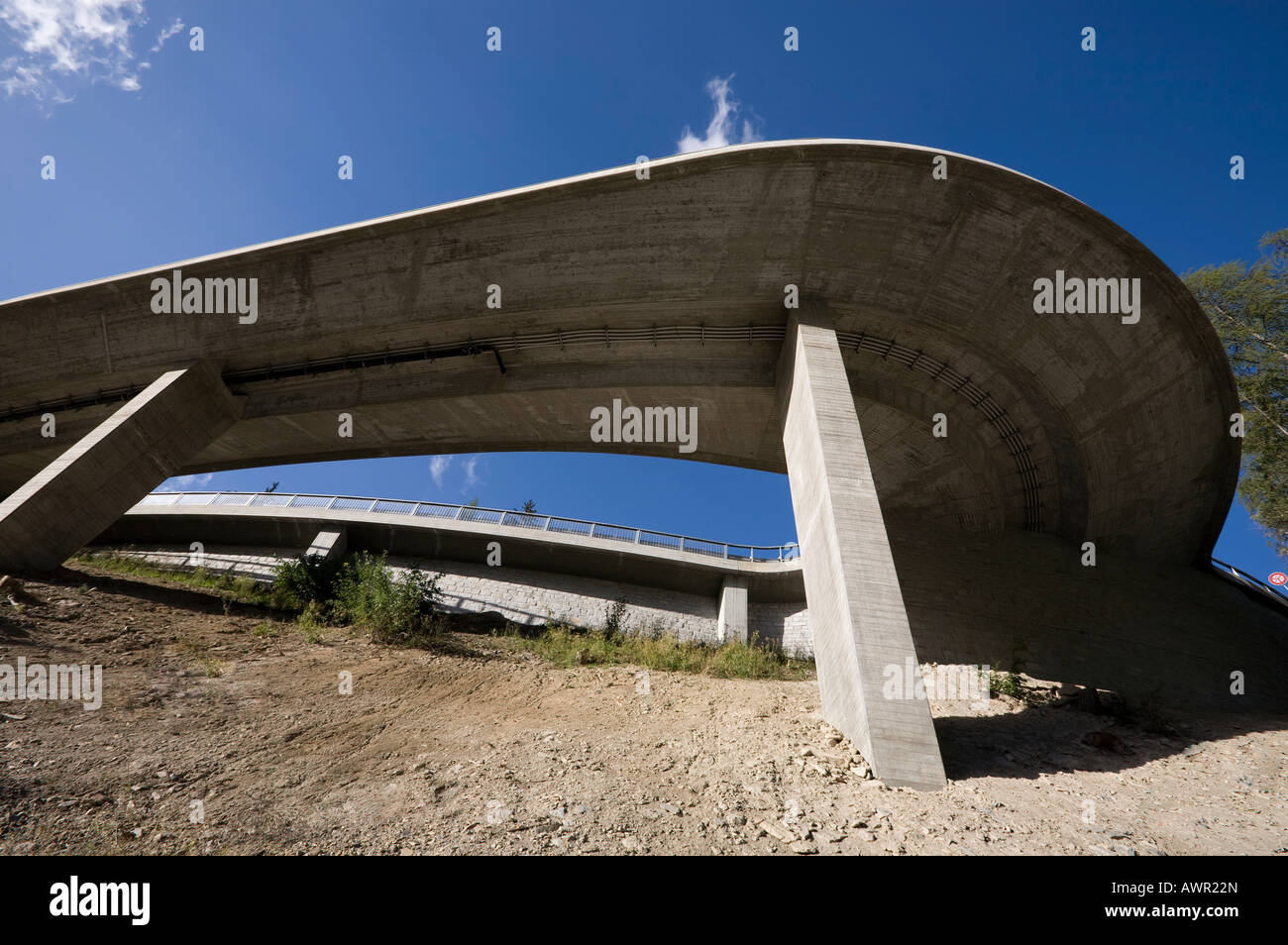 Gebogene Autobahnbrücke, Scuol, Unterengadin, Symbole/Graubünden, Schweiz, Europa Stockfoto