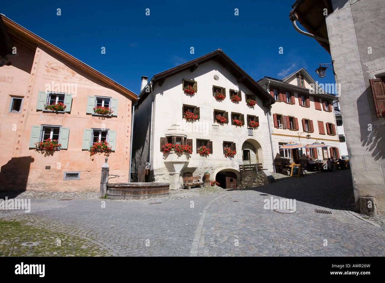 Dorfplatz mit Brunnen, historische Häuser in Guarda, Unterengadin, Graubünden, Schweiz, Europa Stockfoto