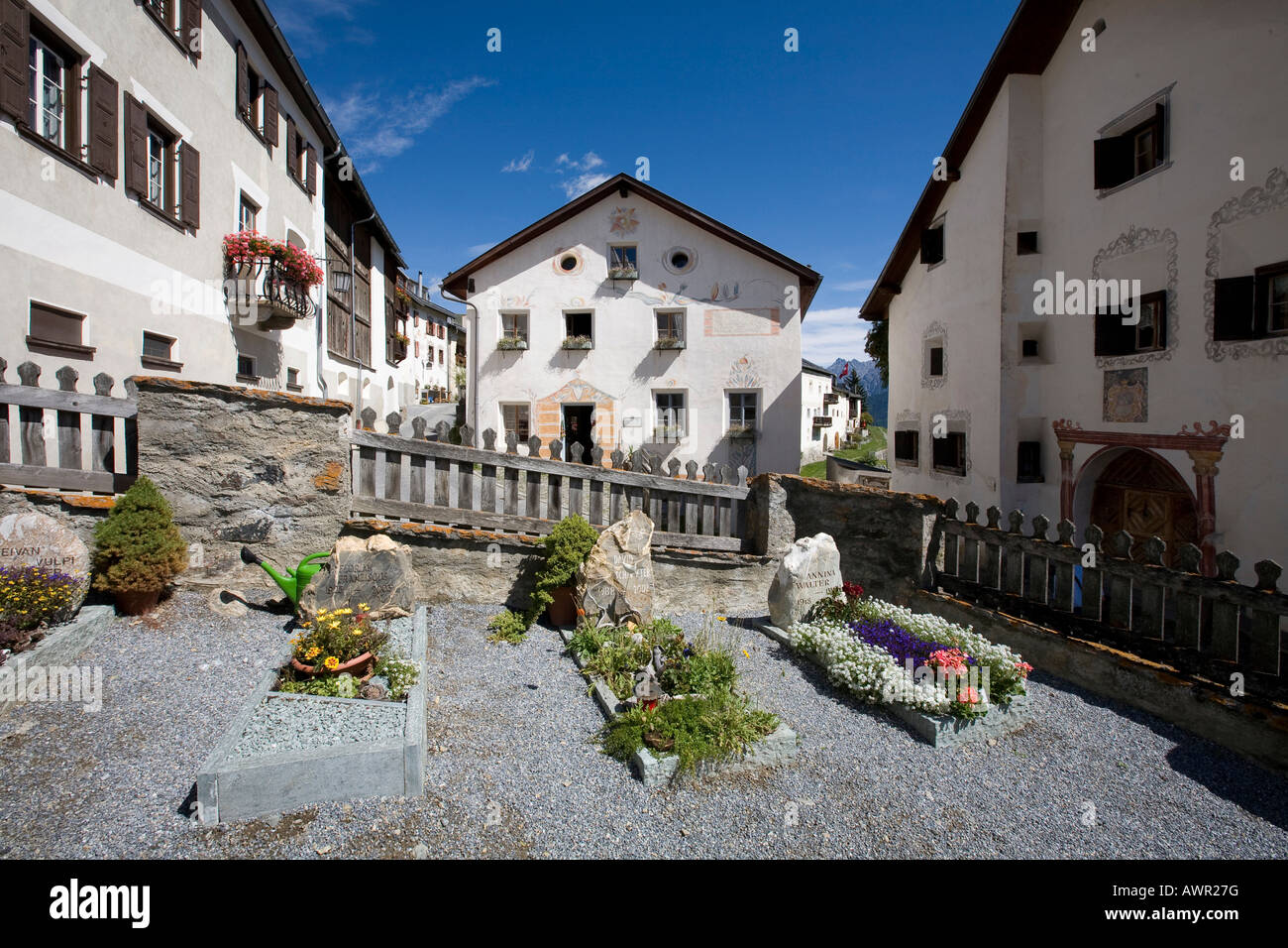 Historische Häuser und Friedhof, Guarda, Unterengadin, Graubünden, Schweiz, Europa Stockfoto