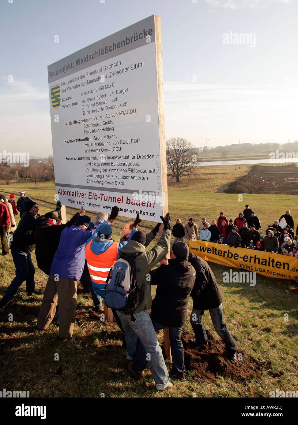 Gegner der Waldschloesschenbruecke demonstrieren am Ufer Elbe mit der Errichtung eines Gebäudes Zeichen vor Ort. Dre Stockfoto