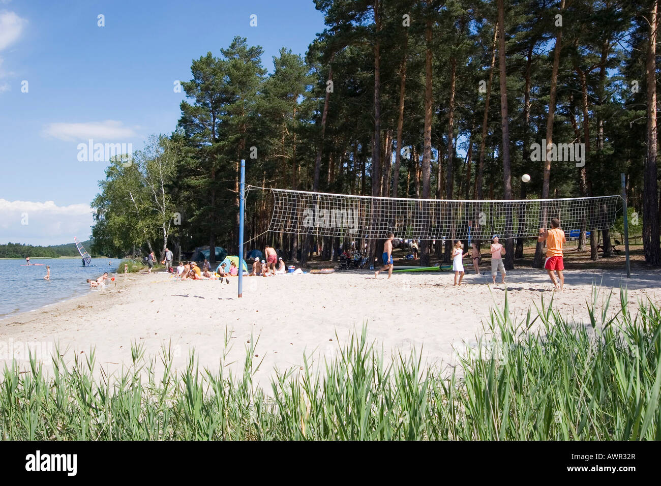 Beach-Volleyball, Campingplatz Borny, See Macha, Stare Splavy, Tschechien Stockfoto