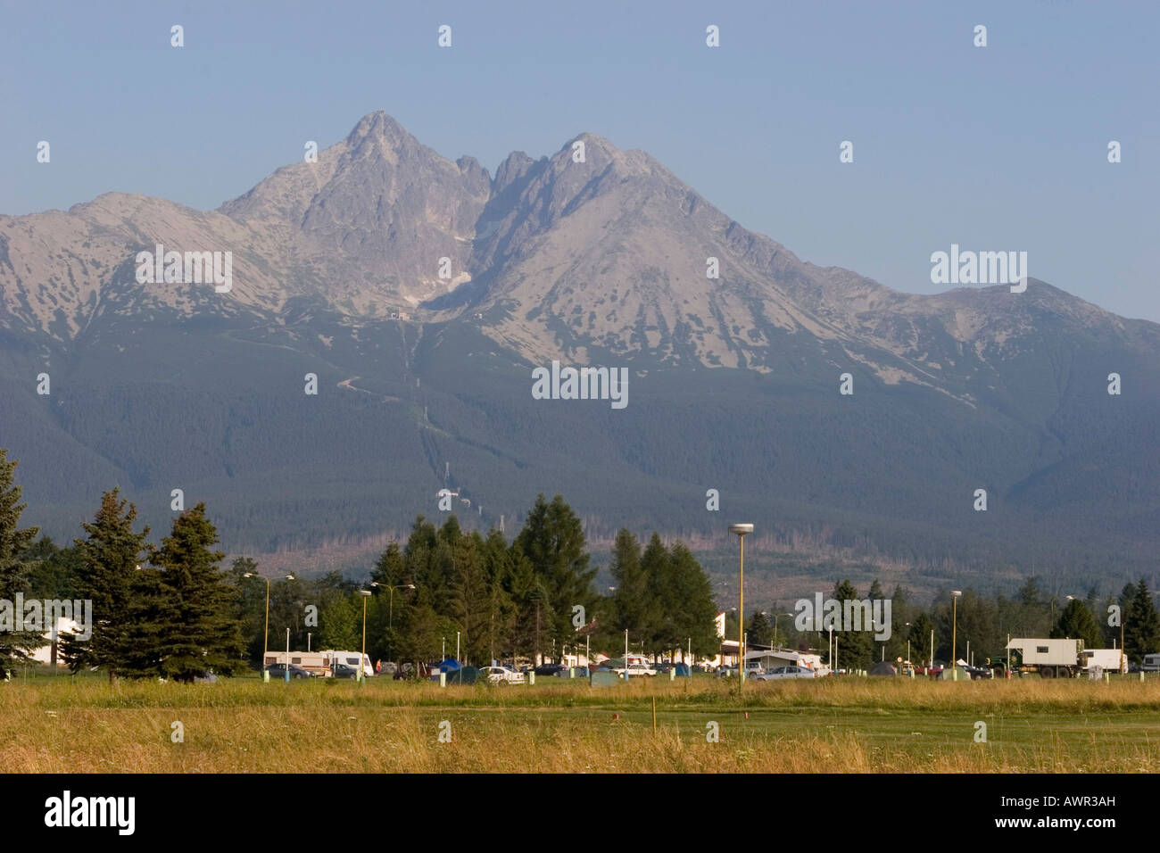 Campingplatz Eurocamp Ficc vor Lomnioet Ck Oett Berg, 2634 m, hohe Tatra  Slowakei Stockfotografie - Alamy