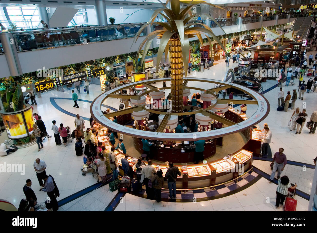 Duty Free Shopping, Flughafen Dubai, Vereinigte Arabische Emirate, Vereinigte Arabische Emirate Stockfoto