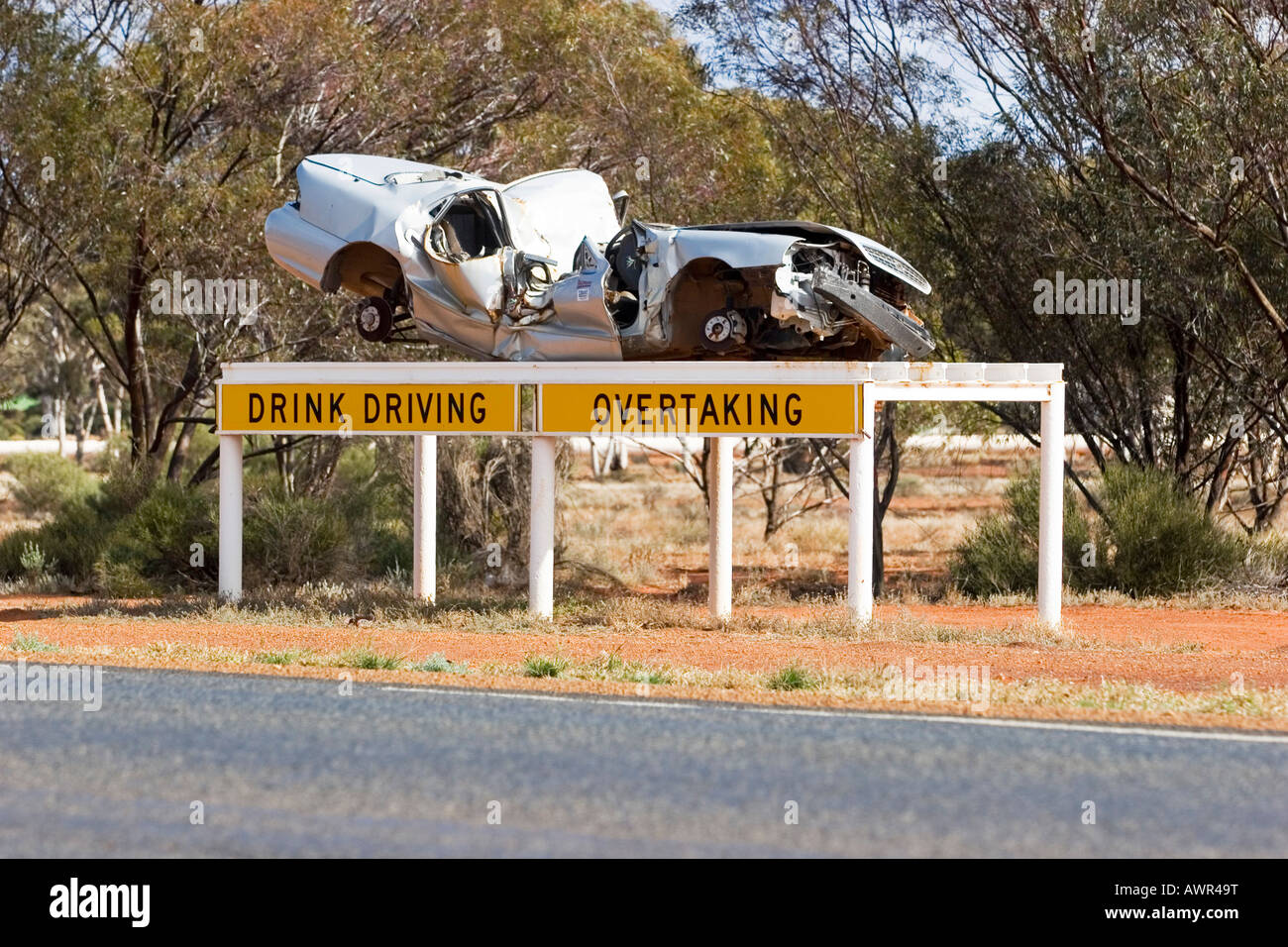 Denkmal, Unfallauto beschädigt, Straßenrand, Western Australia, WA, Australien Stockfoto