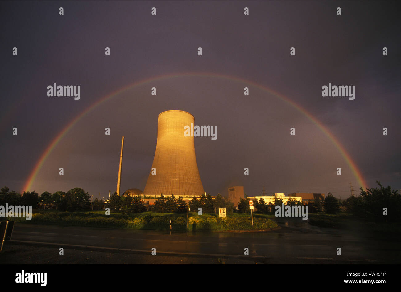 Regenbogen über den Kühlturm des Atomreaktors in Mülheim-Kärlich, Rheinland-Pfalz, Deutschland Stockfoto