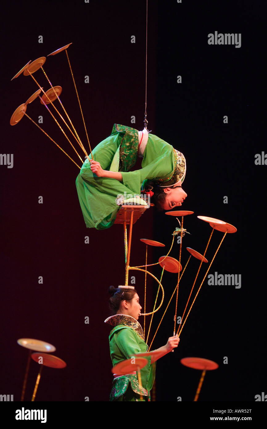 Chinesische Künstler jonglieren Gerichte Stockfoto