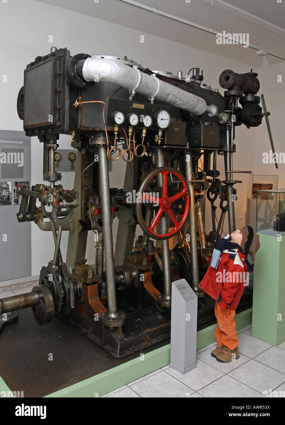 Jungen, die gerade eine große Dampfmaschine im Rhein-Museum in Koblenz, Rheinland-Pfalz, Deutschland Stockfoto