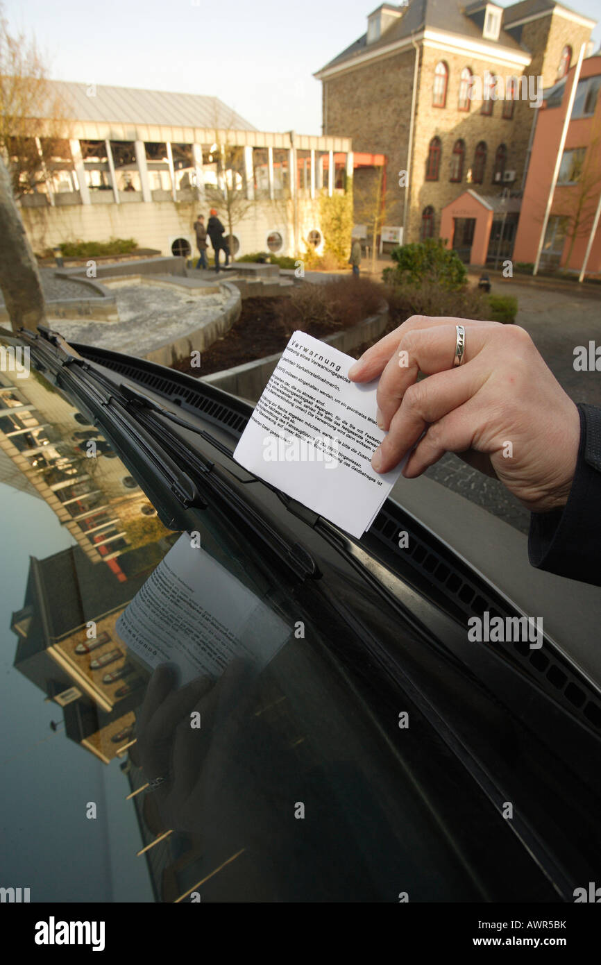 Traffic Warden legte eine Geldbuße auf das Frontschild Stockfotografie Alamy