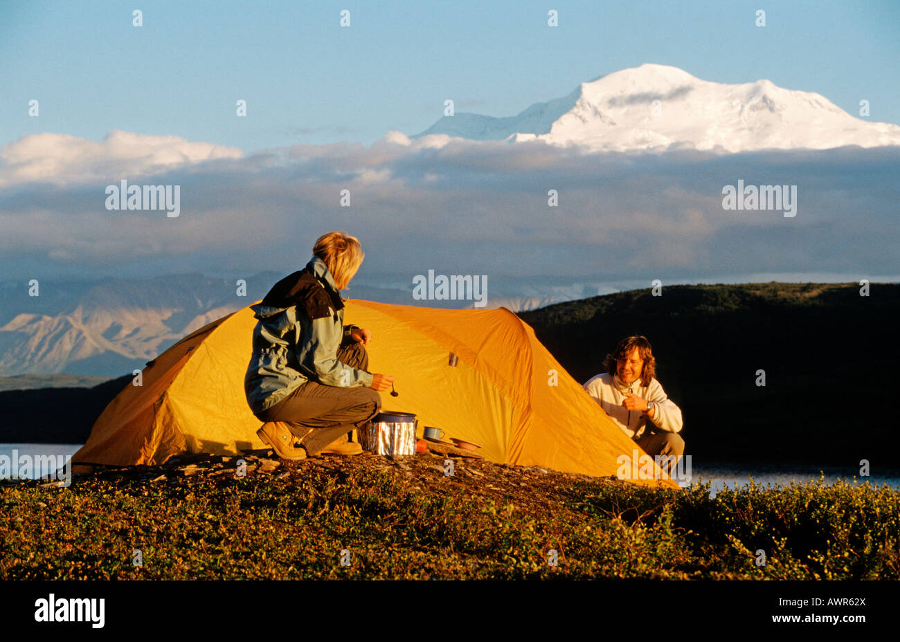 Camping am Fuße des Mt. McKinley, höchsten Berg Nordamerikas, Denali National Park, Alaska, USA Stockfoto