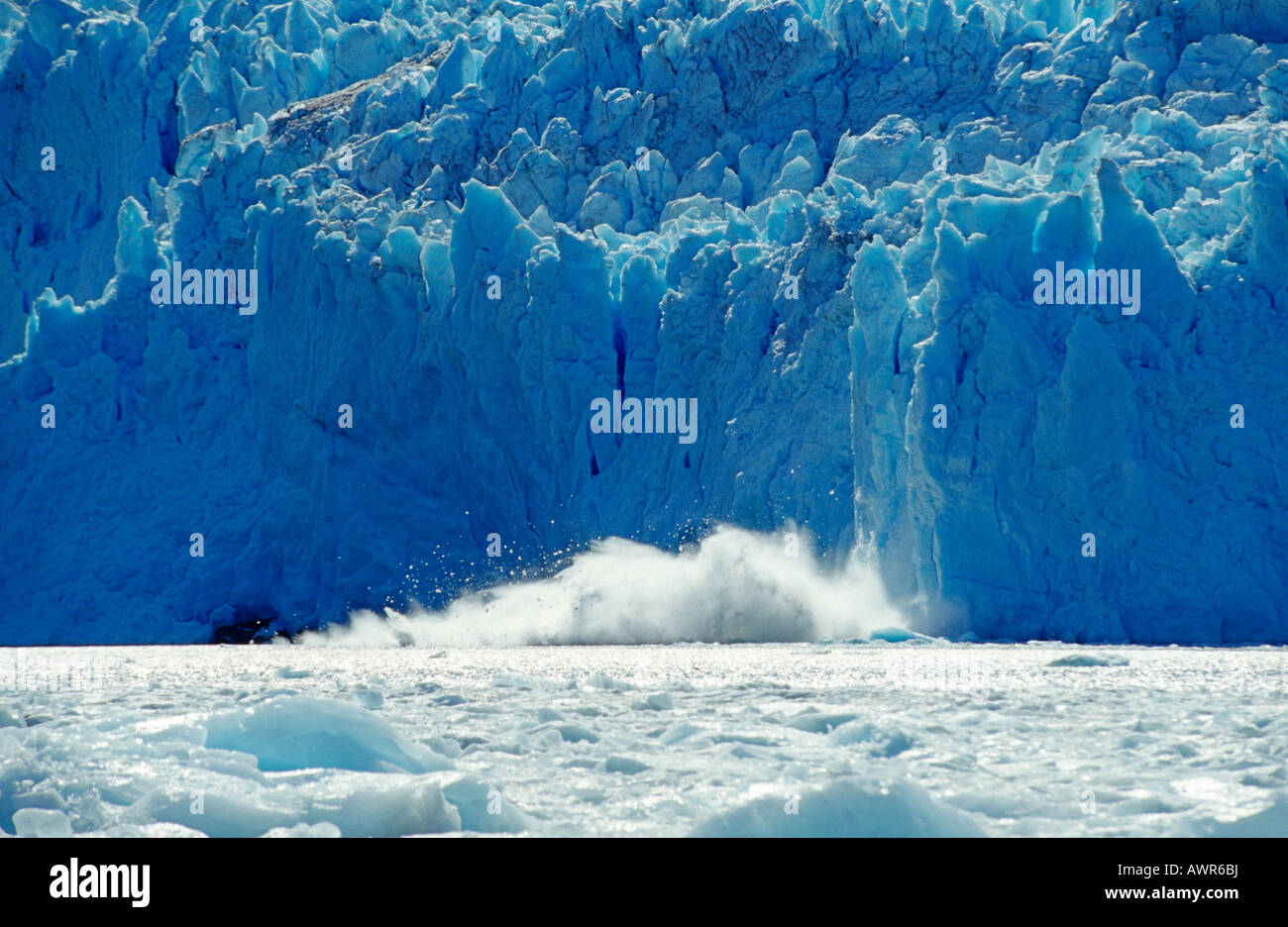 Eis fallen von Chenega Gletscher ins Meer, Prince William Sound, Alaska, USA Stockfoto