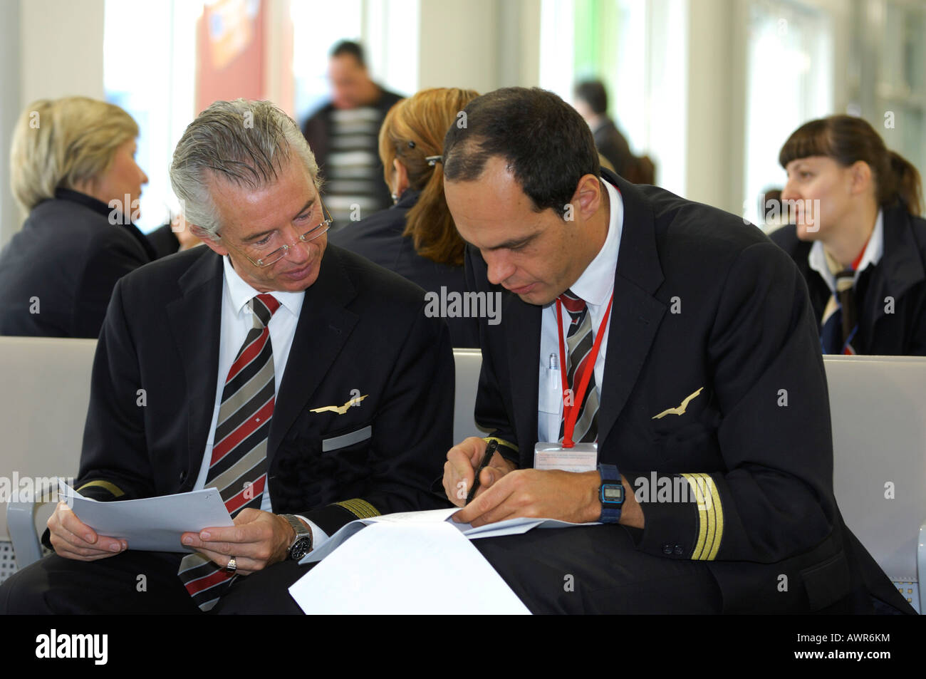 Piloten beim Briefing, Abflug-lounge Stockfoto