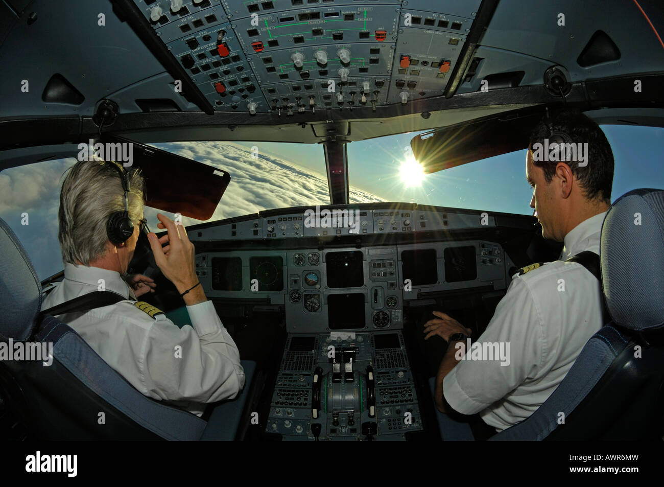 Pilot Cockpit Landing Stockfotos und -bilder Kaufen - Alamy