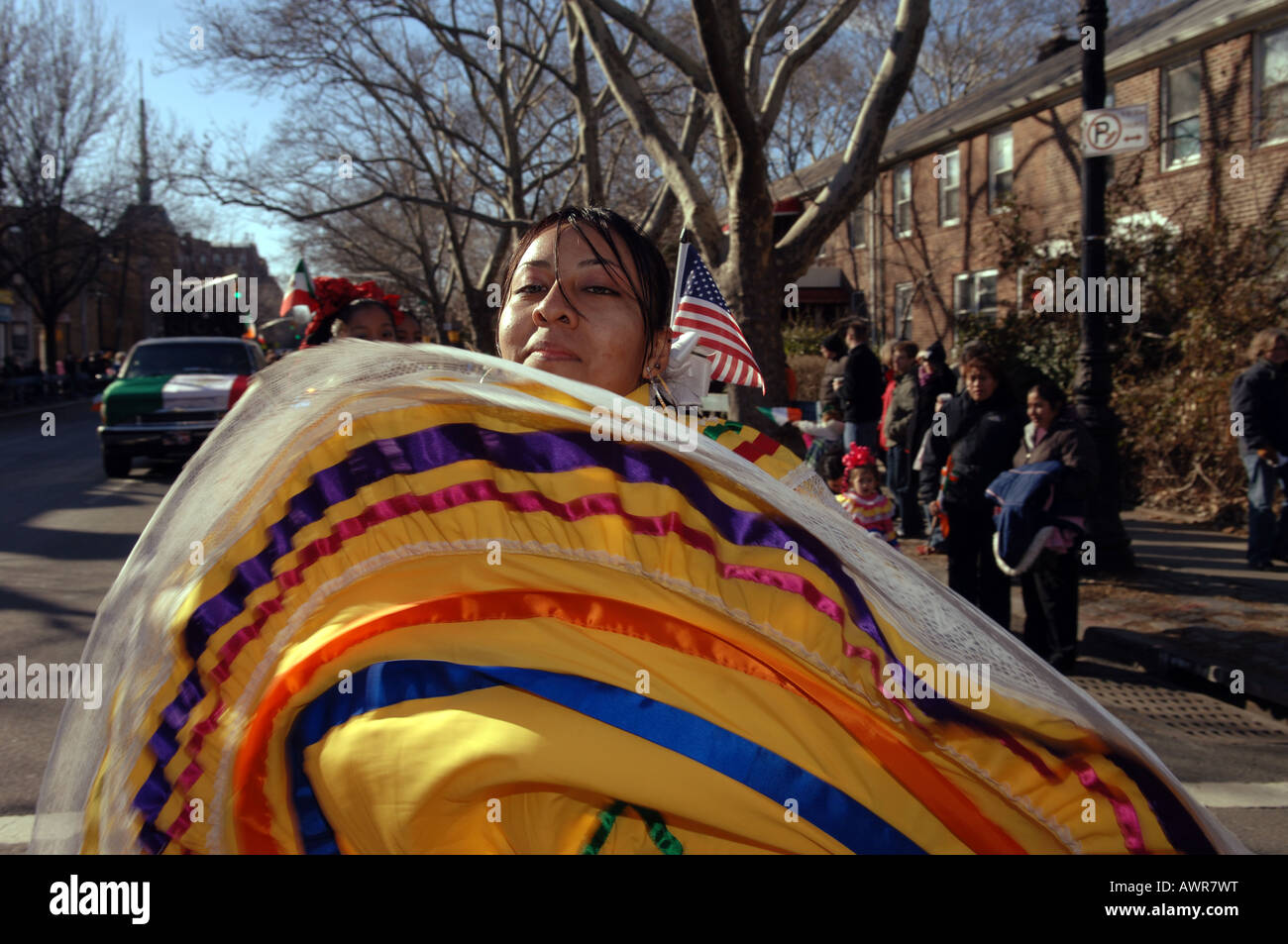 Eine kolumbianische Tanzgruppe führt in der neunten jährlichen Sunnyside Queens Saint Patrick s Day Parade Stockfoto