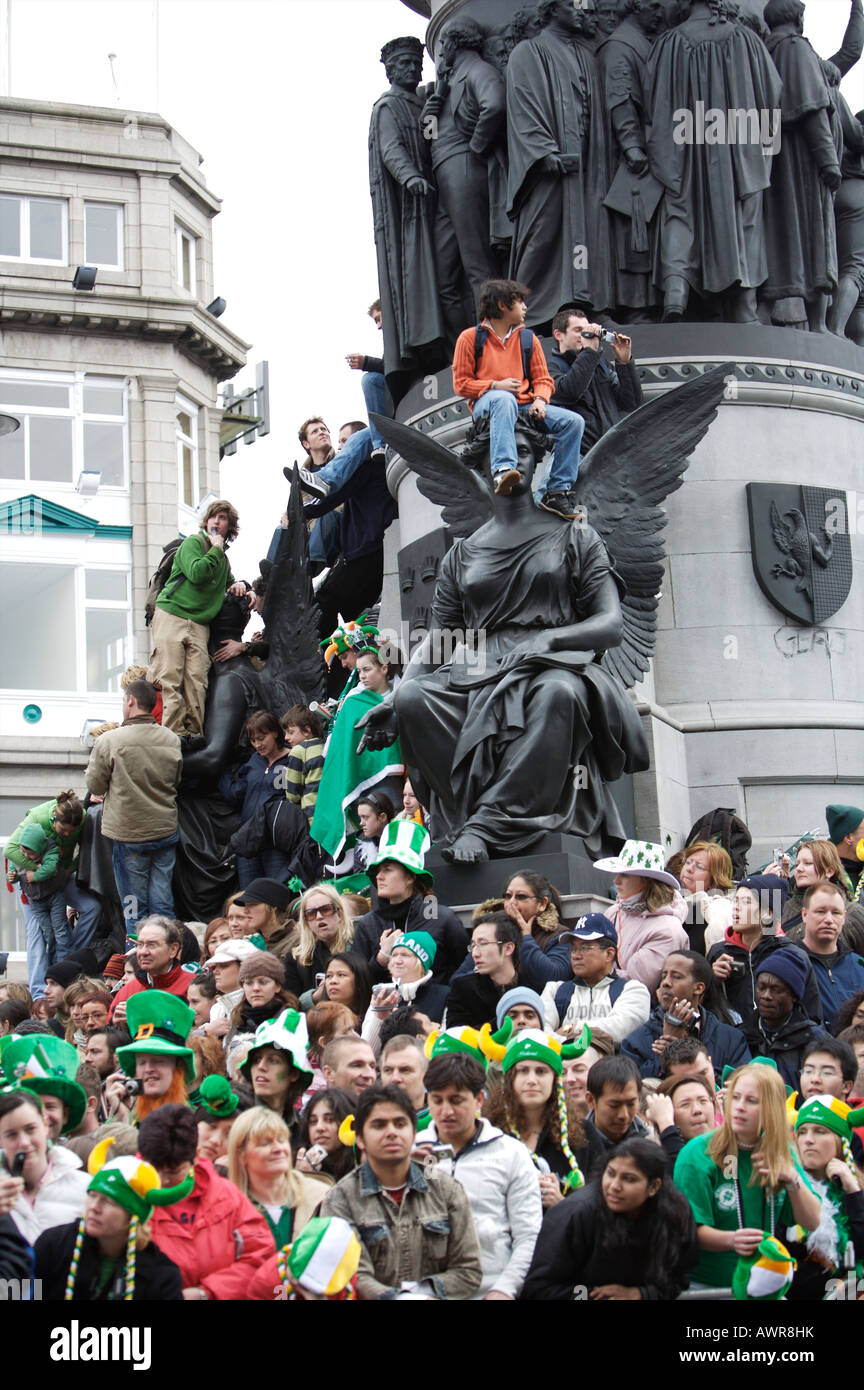 Menschenmassen sehen die St. Patricks Day auf O'Connell Street in Dublin Irland Stockfoto