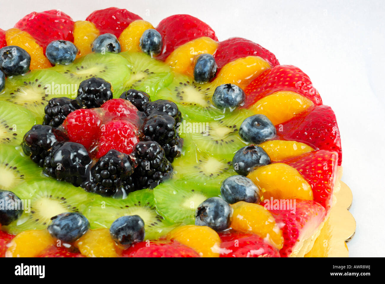 Obst Torte Kuchen auf weißem Hintergrund Stockfoto