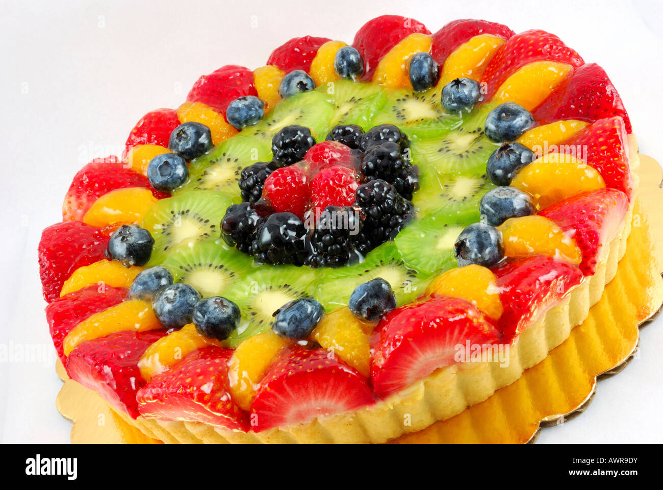 Obstkuchen auf weißem Hintergrund Stockfoto