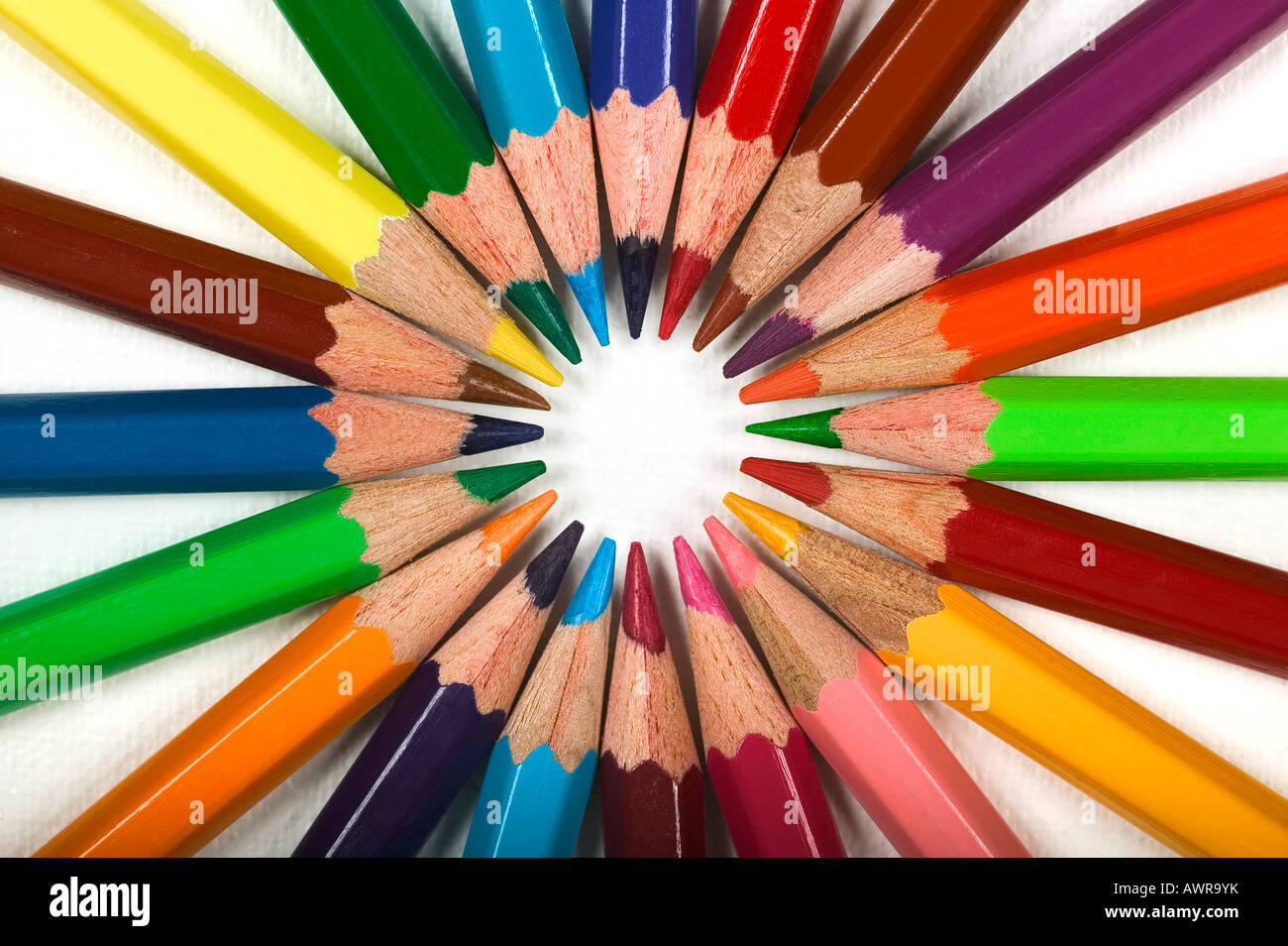Stift Bleistift Holz Kreis Farbe Farbe bunte Muster Schule Kunst Bildung Regenbogen Runde isoliert Konzept kreatives Werkzeug Farbe Stockfoto