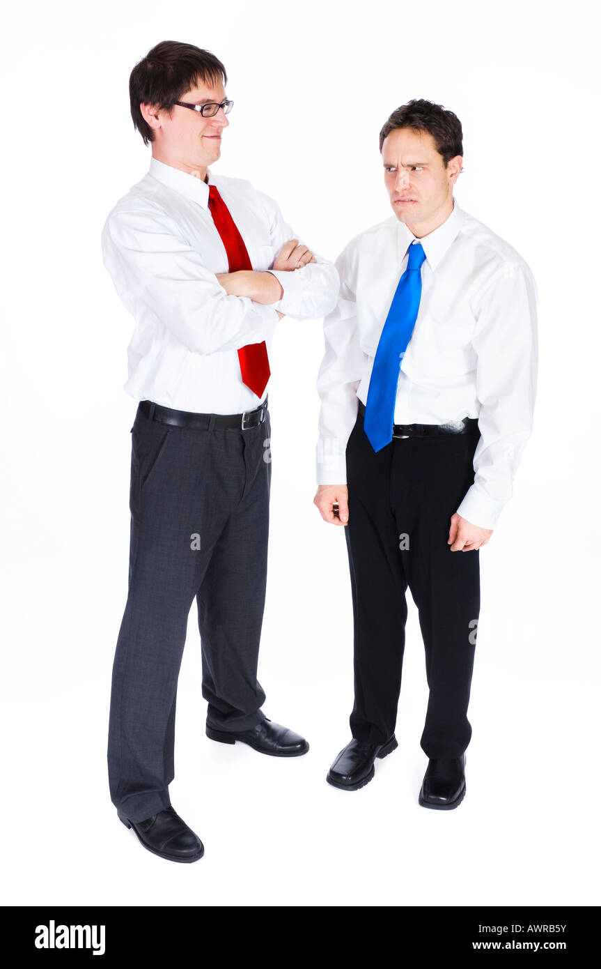 Zuversichtlich republikanischen Mann in rote Krawatte mit niedergeschlagenen Demokrat Mann in blaue Krawatte. Stockfoto