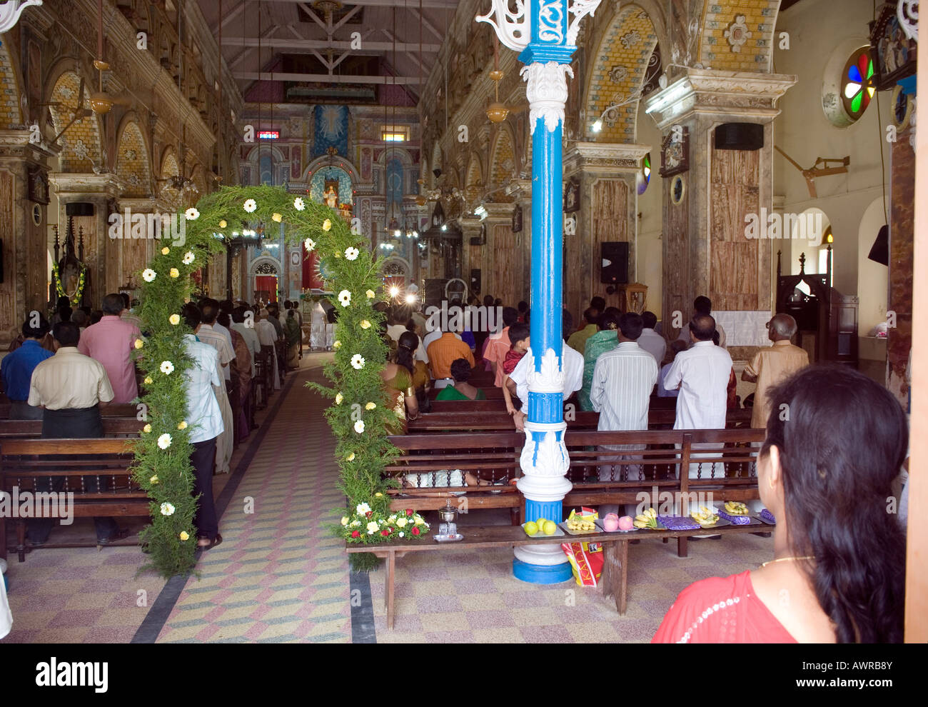 Indischen Gläubigen besucht ein Gebet Sevice in Santa Cruz Basilika Fort Kochi.  Fort Cochin, Kerala, Südindien Stockfoto