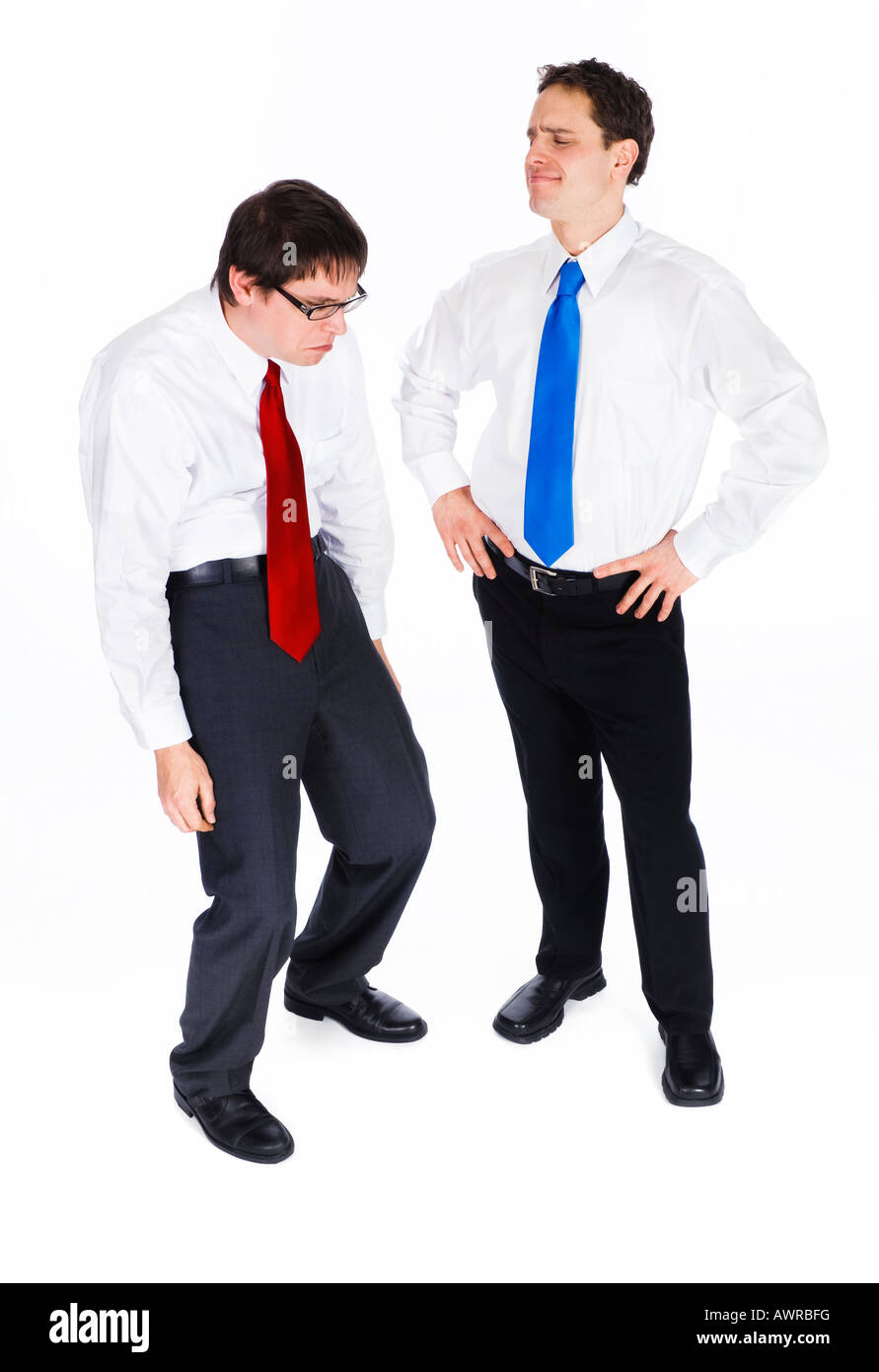 Zuversichtlich Demokrat Mann in blaue Krawatte mit niedergeschlagenen republikanischen Mann in rote Krawatte Stockfoto