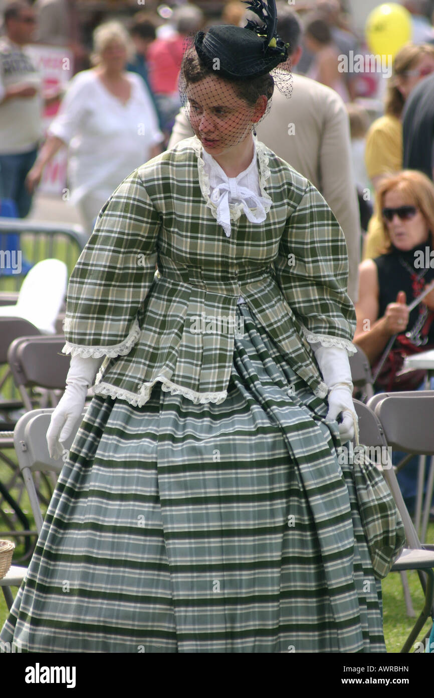 viktorianische Dame Kleid grün Tartan treiben Dickens Theaterfestival Stockfoto