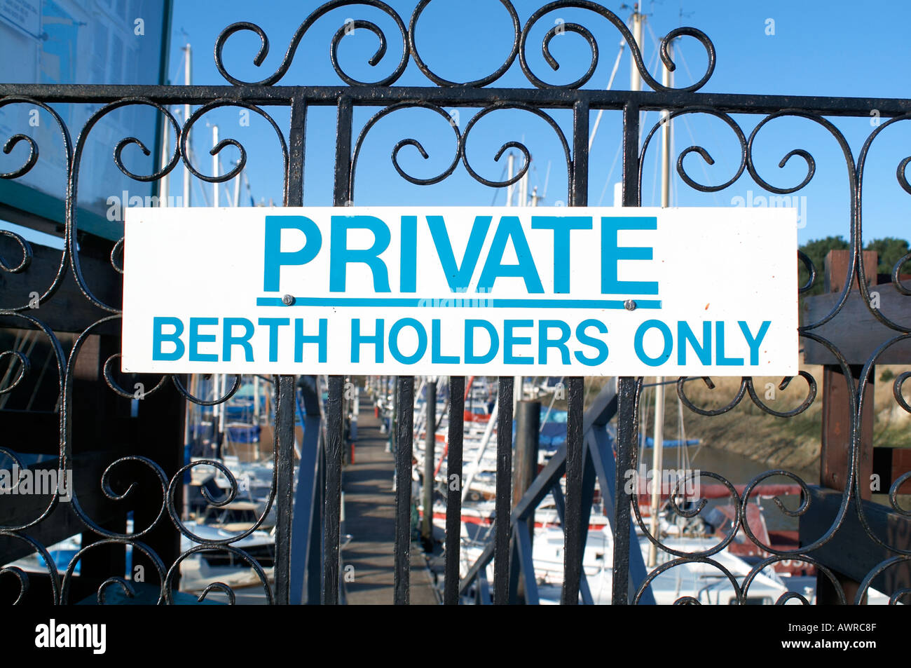 privates Schild am Tor in Emsworth marina Stockfoto