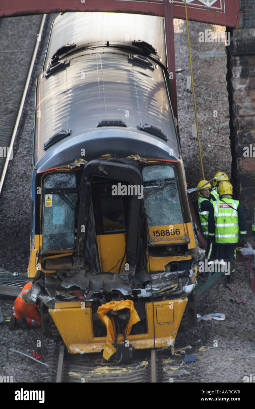 Trainieren 158856 folgenden Absturz in Barrow auf schwebt alte Gitter Fußgängerbrücke nach einem Zwischenfall mit einem LKW und einem Steg. Stockfoto