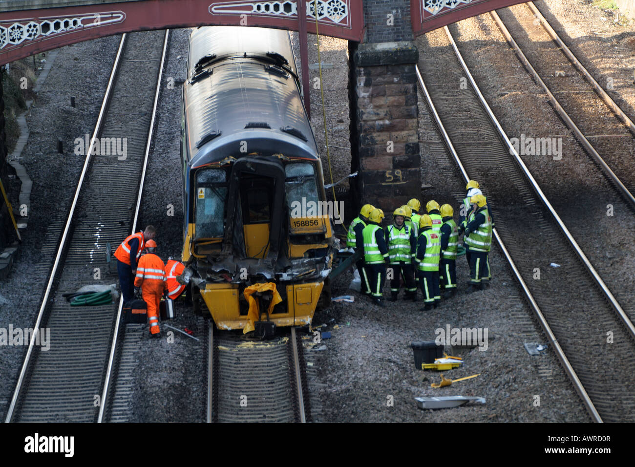 Trainieren 158856 folgenden Absturz in Barrow auf schwebt alte Gitter Fußgängerbrücke nach einem Zwischenfall mit einem LKW und einem Steg. Stockfoto