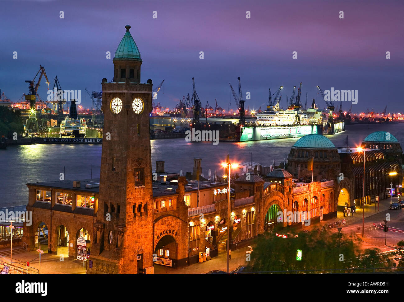 Hamburg Landungsbrücken Deutschland Europa alte Hafen Port Elbe Schiff Wahrzeichen Stadtturm Gebäude Sightseeing Nacht Abend blau Stockfoto