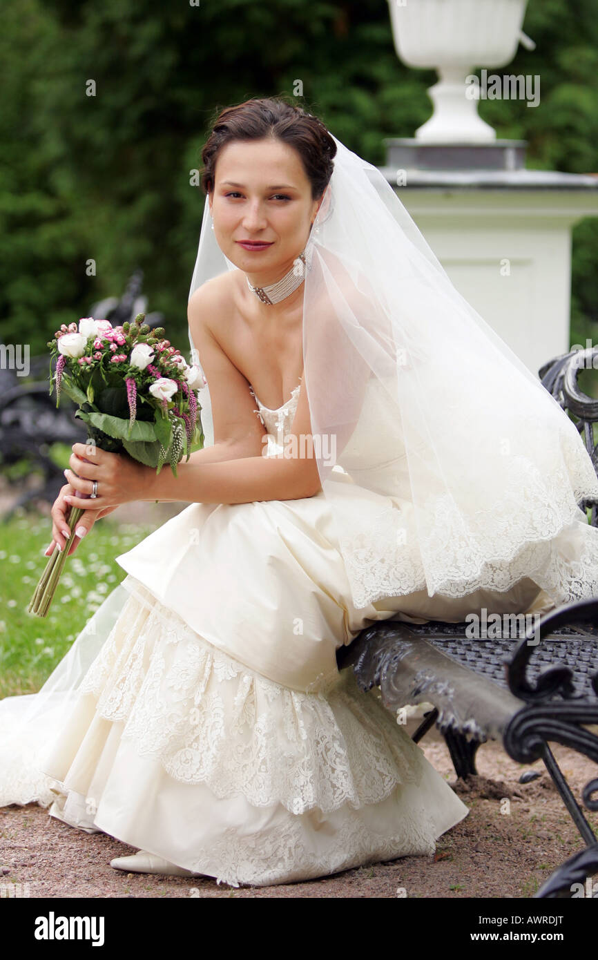 Lächelnde Braut in traditionellen weißen Brautkleid Stockfoto
