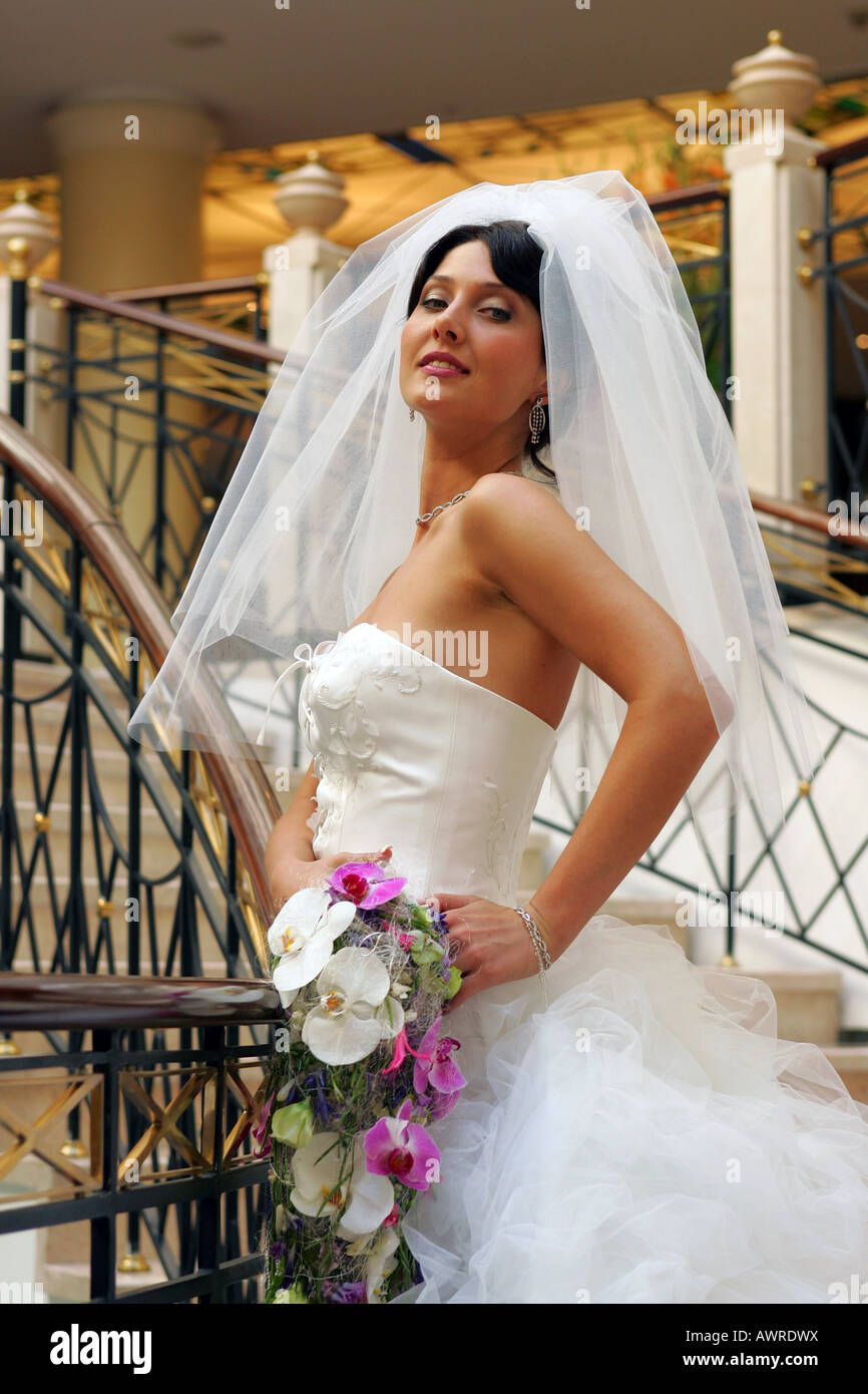 Lächelnde Braut in traditionellen weißen Brautkleid Stockfoto