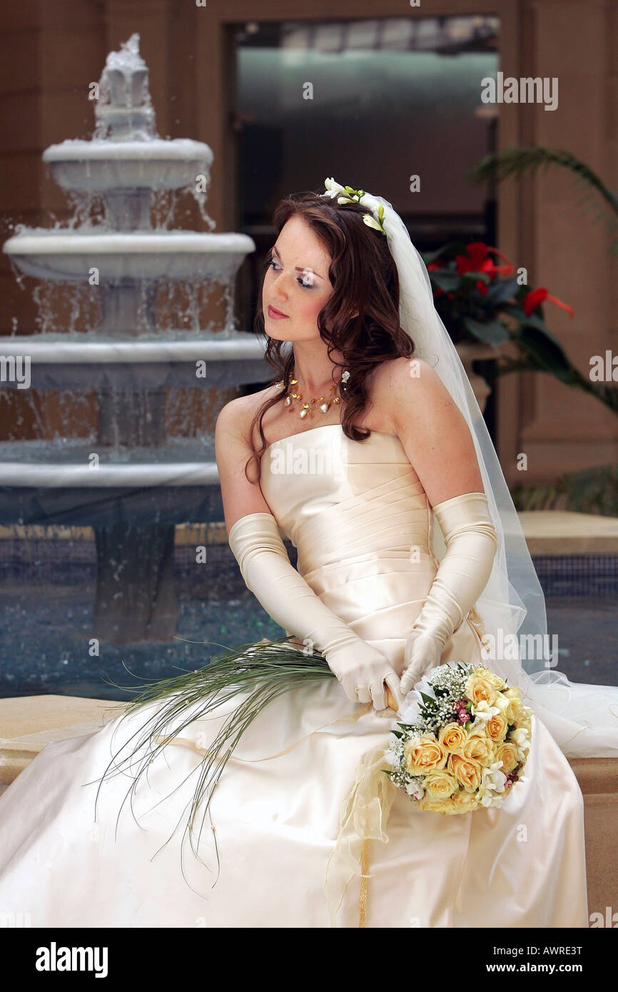 Lächelnde Braut in traditionellen weißen Brautkleid Stockfoto