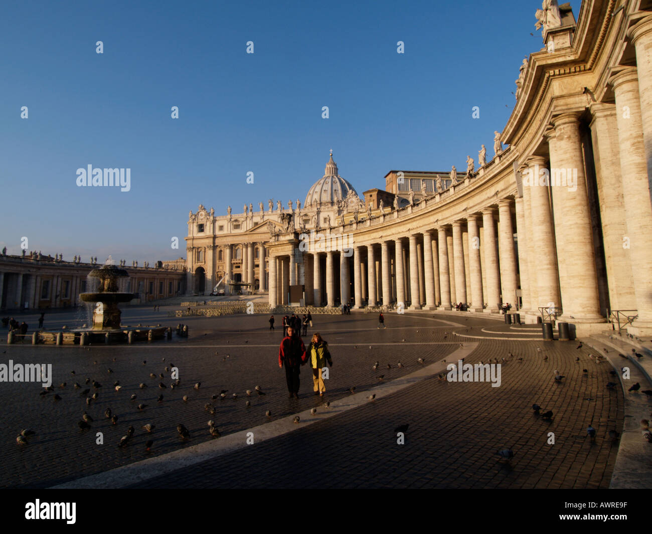 Sankt Petersplatz im Vatikan im morgendlichen Sonnenlicht Rom Italien Stockfoto