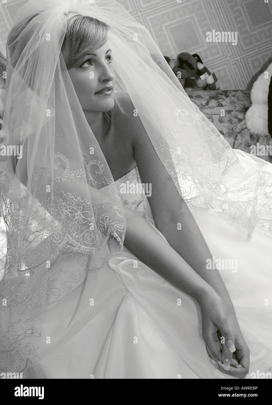 Lächelnde Braut in traditionellen weißen Brautkleid Stockfoto