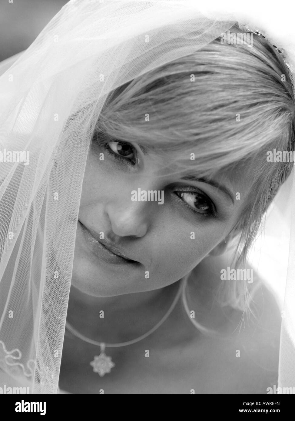 Lächelnde Braut in traditionellen weißen Brautkleid Stockfoto