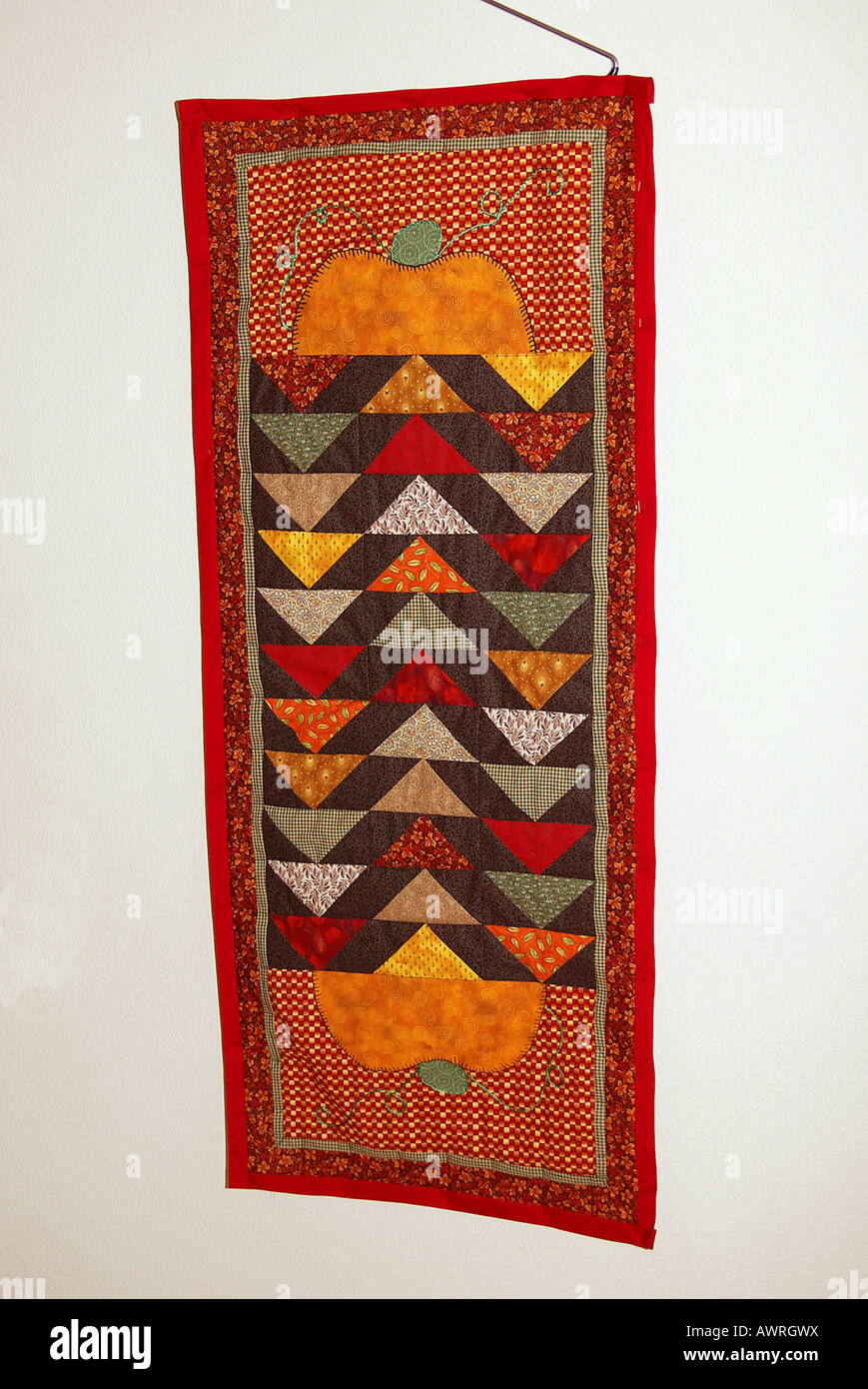 Handgefertigte bunte genähten Stoff Wandbehang mit herbstlichen Farben Kürbis-Design Design nicht freigegeben Stockfoto