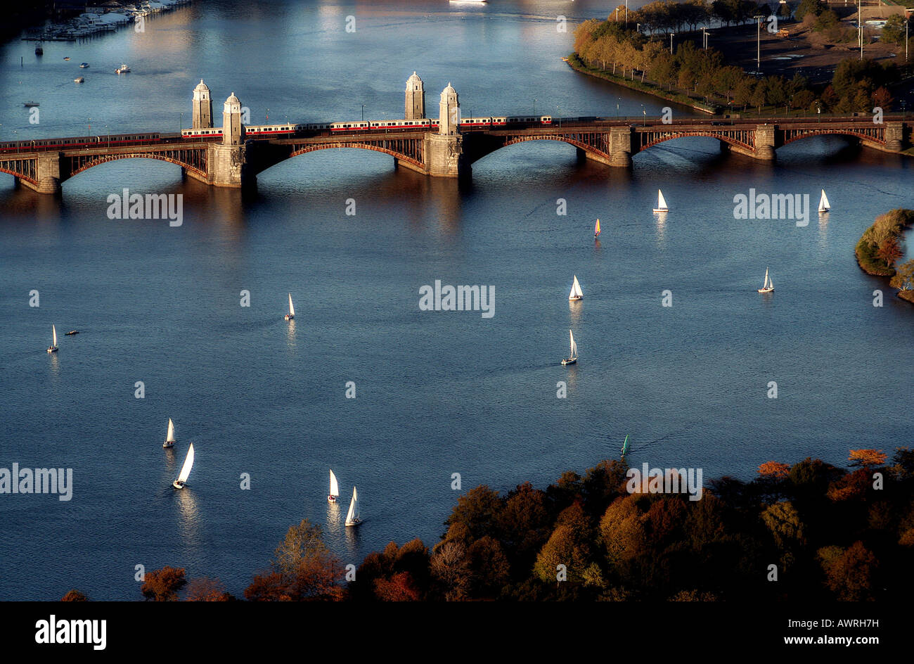 Luftaufnahme von Longfellow Bridge und Segelboote in Boston, Massachusetts Stockfoto